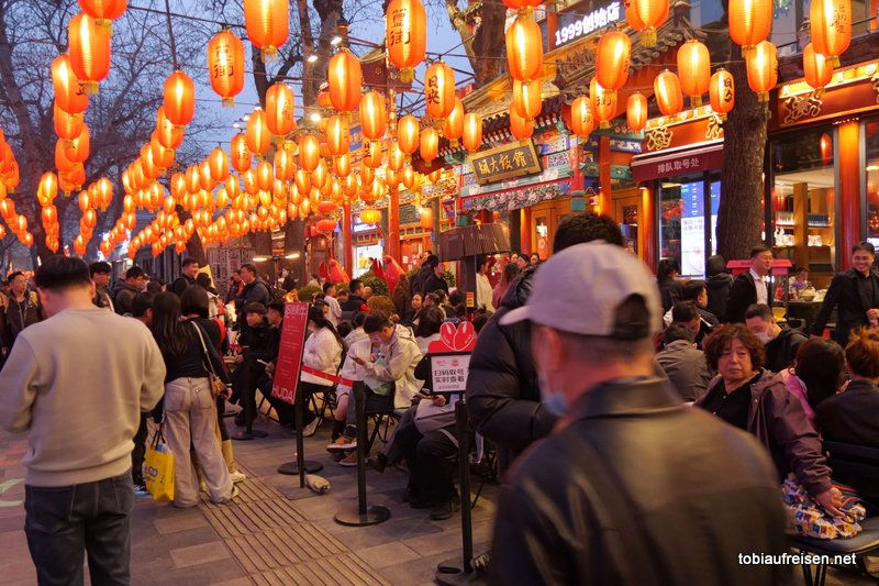 selbst die Sitzwarteplätze sind voll. Nur noch Stehplätze (4 + x Stunden Wartezeit)