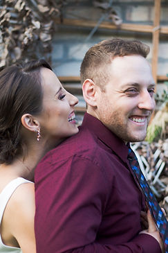 Dani&Danny rindo enquanto a Dani faz cócegas nele. Foto bem natural e leve.