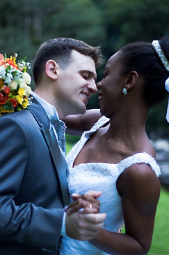 Andréa&Raul, com o rosto bem pertinho, e felizes no dia do seu casamento.