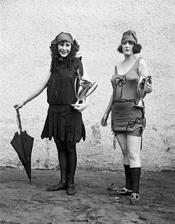Mujeres en bañador. 1930