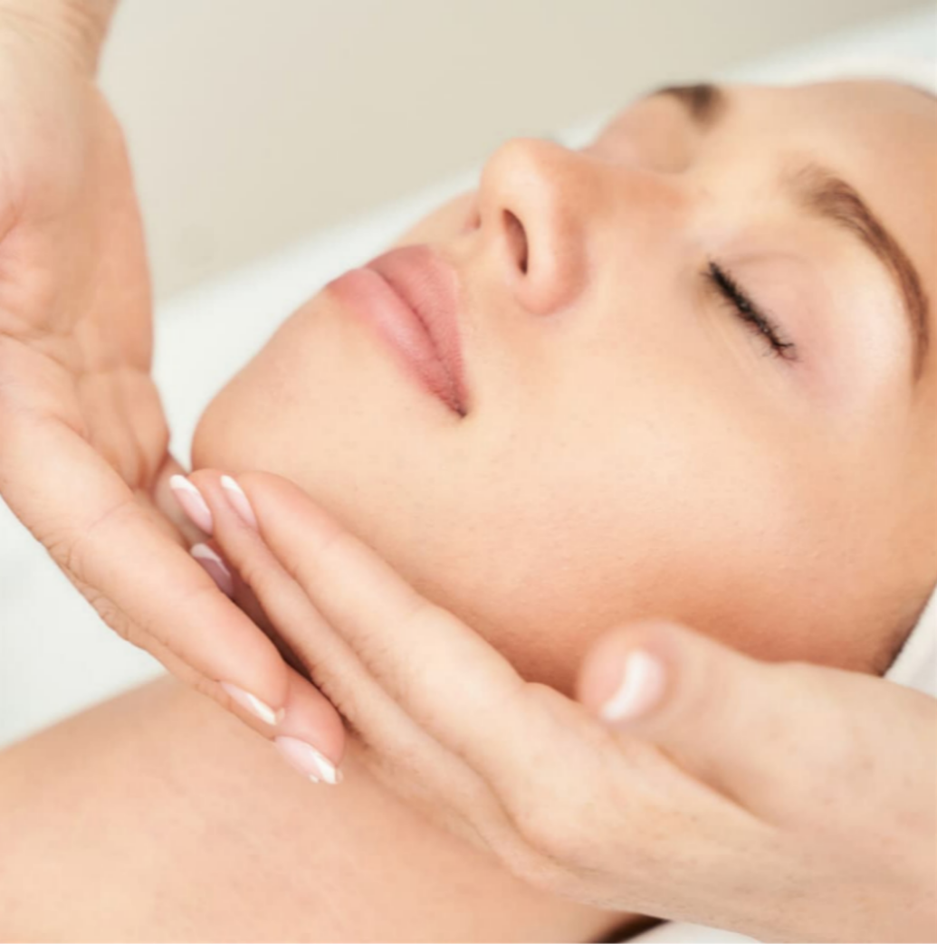 Drainage lymphatique visage à Saint-Cézaire-sur-Siagne près de Grasse. Decongestionne, lisse les traits et redessine l'ovale pour un effet frais et lumineux.