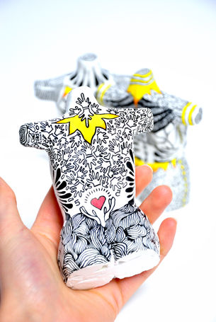 sculpture-modelage-dessins-motifs-sur-argile-corps-feminins-sculpture-artiste-atelier-leys-volume