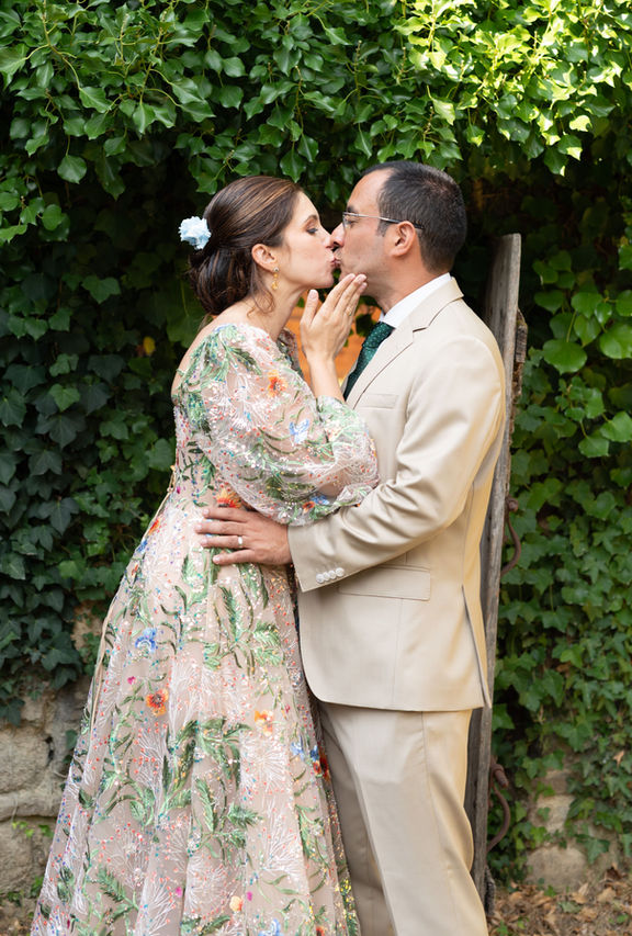 Mariés se regardant tendrement, en tenue de mariage