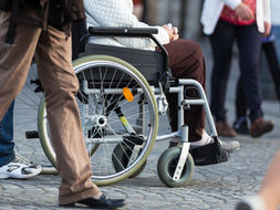 Riforma Legge 104, dieci ore di permesso retribuito in più oltre ai tre giorni mensili: ecco chi potrà beneficiarne e come farne richiesta. Chi è escluso dal beneficio? Tutte le NOVITÁ in merito