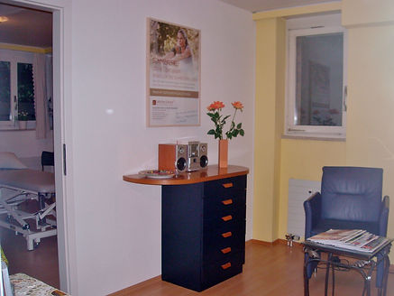 Eingang Warteraum zu Praxisraum Liebscher & Bracht Riehen