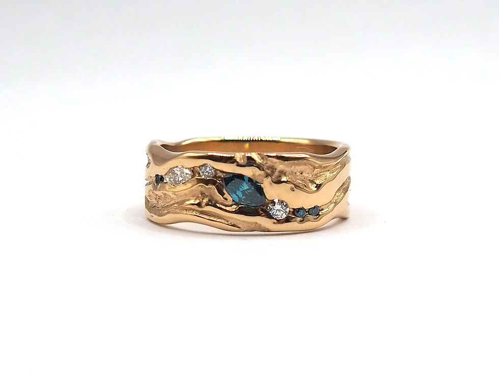 bague-or-jaune-diamant-blanc-et-bleu-brute