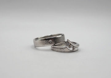 alliances or blanc palladié légèrement martelées
l'alliance homme sertie de trois diamants et l'alliance femme épousant la forme de la bague de fiançailles un projet unique plein de symbolique