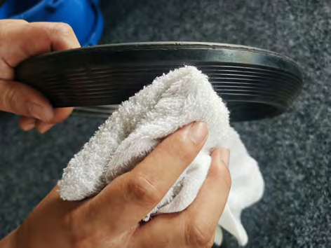 Cleaning the seal.