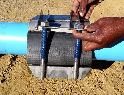 Bring the opposing ends together using the locking washer plate.
