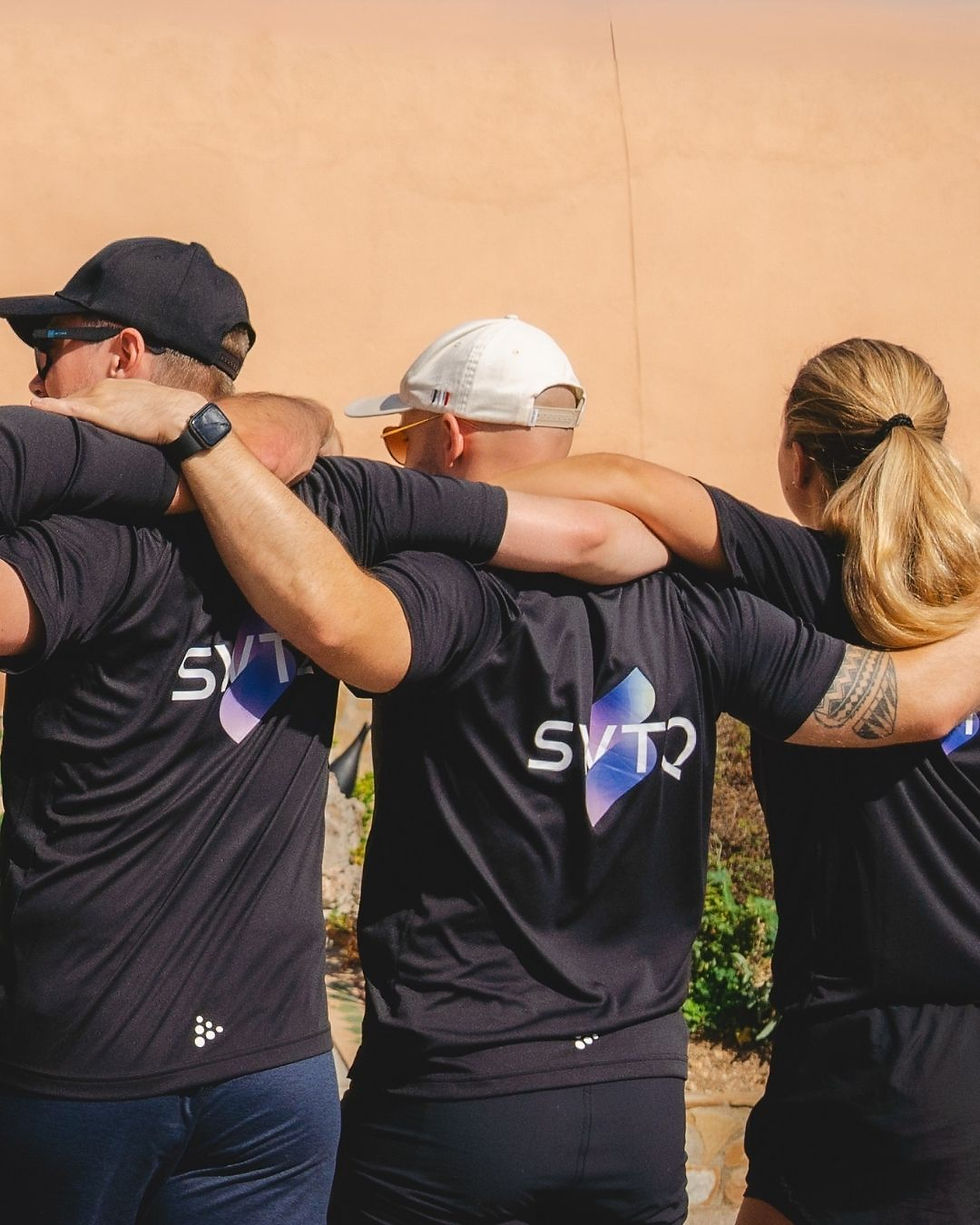 SWTQ teamet som håller varandra om ryggen