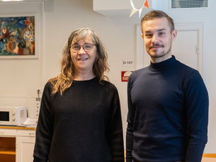 Åsa Norin, verksamhetsledare Vän i Umeå & Jacob Matsson, Stiftelsechef står i vän i Umeås lokaler och ler mot kameran
