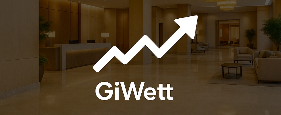 ردهة فندق عصرية مجددة بأفلام PVC ذاتية اللصق من GiWett، بتشطيبات رخامية وخشبية على الجدران والأبواب والأثاث، تبرز مظهراً أنيقاً دون تعطيل التشغيل.