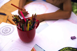 Atelier de mandala avec enfants et communauté à un festival. Activité ludique, créatif et artistique