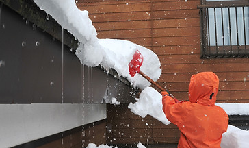 屋根の雪下ろし