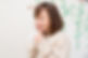 頬を押さえる女性