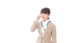 目元を押さえる女性