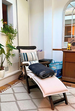 La chaise longue dans le jardin d'hiver pour se reposer au calme