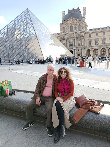 Foto clássica no Louvre, em 2024. Foto: acervo pessoal.