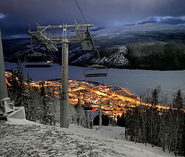 utsikt över Åre by på kvällen, Byns alla lampor lyser upp den