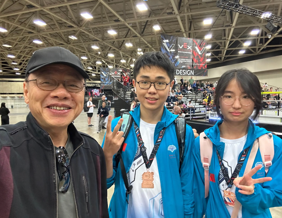 Dr. Meng poses with a couple of youth contestants attended the VEX World Championship in Dallas on May 11.