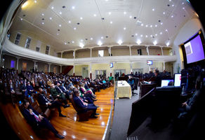 Dr Carlos Roberto Ribas Santiago corta a faixa virtual de inauguração da justiça 4.0