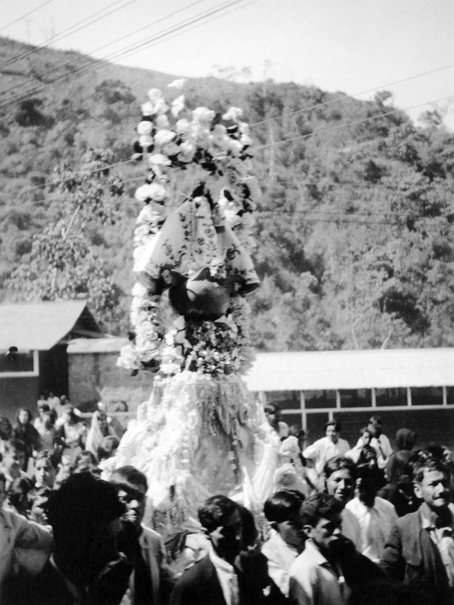 La veneración a la imagen de la Virgen del Consuelo ha venido por generaciones (foto data de los años 50s cortesía del GAD Municipal de Portovelo)