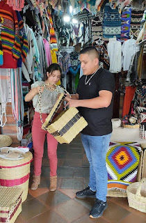 Emprendimiento de artesanías en Vilcabamba atrae a turistas extranjeros