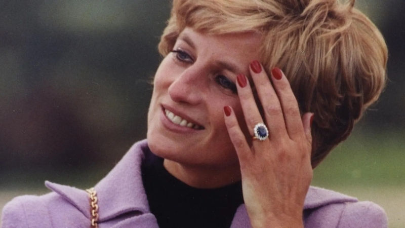 Princess Diana wearing her sapphire engagement ring