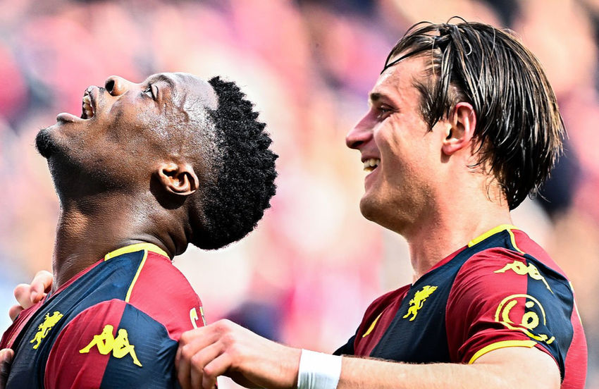 ekuban esulta con colombo nella vittoria del genoa contro il Torino per 3 a 0