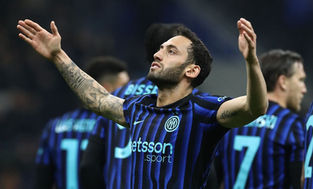 calhanoglu esulta dopo il gol del 2-0 contro il genoa