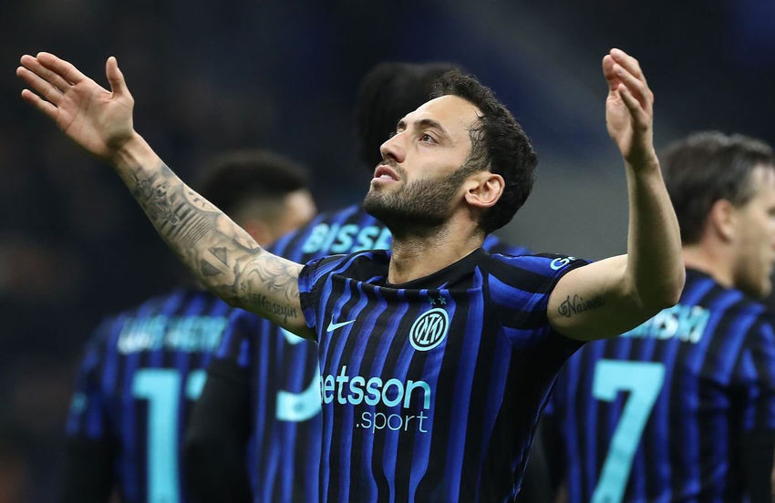 calhanoglu esulta dopo il gol del 2-0 contro il genoa