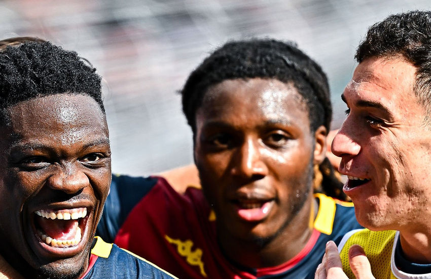 Ekuban esulta con i suoi compagni del genoa