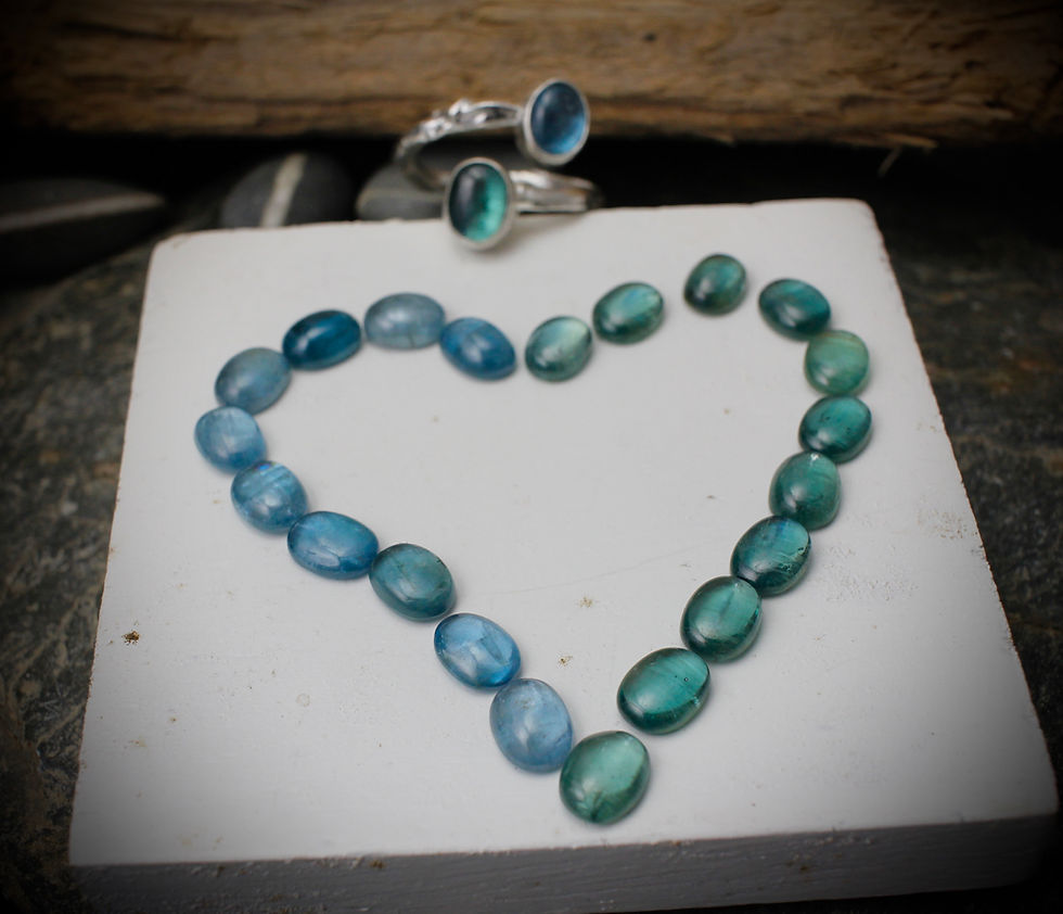 Thumbnail: Green & Blue Kyanite Ring On Molten Band