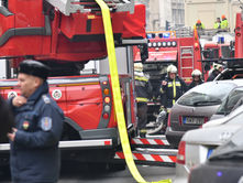 Kigyulladt egy társasház tetőszerkezete a Déri Miksa utcában