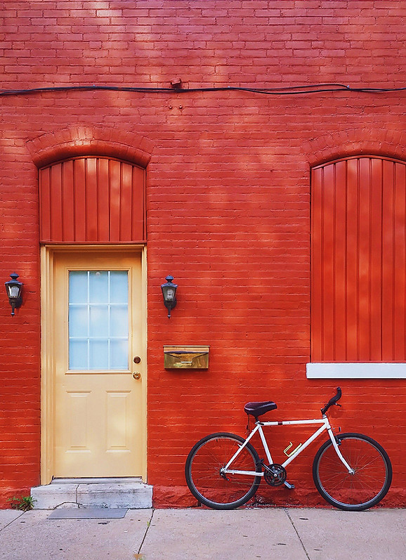 Fahrrad gegen eine rote Wand