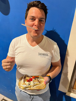 Mann isst Waffeln
