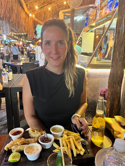 Frau lacht und ist in einem Restaurant