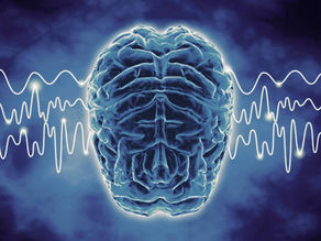 Illustration d’un cerveau humain émettant des ondes cérébrales colorées, symbolisant la synchronisation des rythmes neuronaux.
