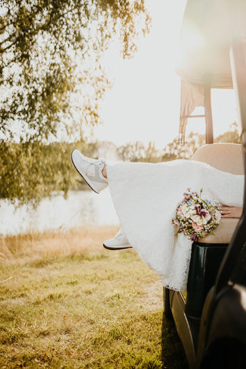 Braut liegt im Golfwagen