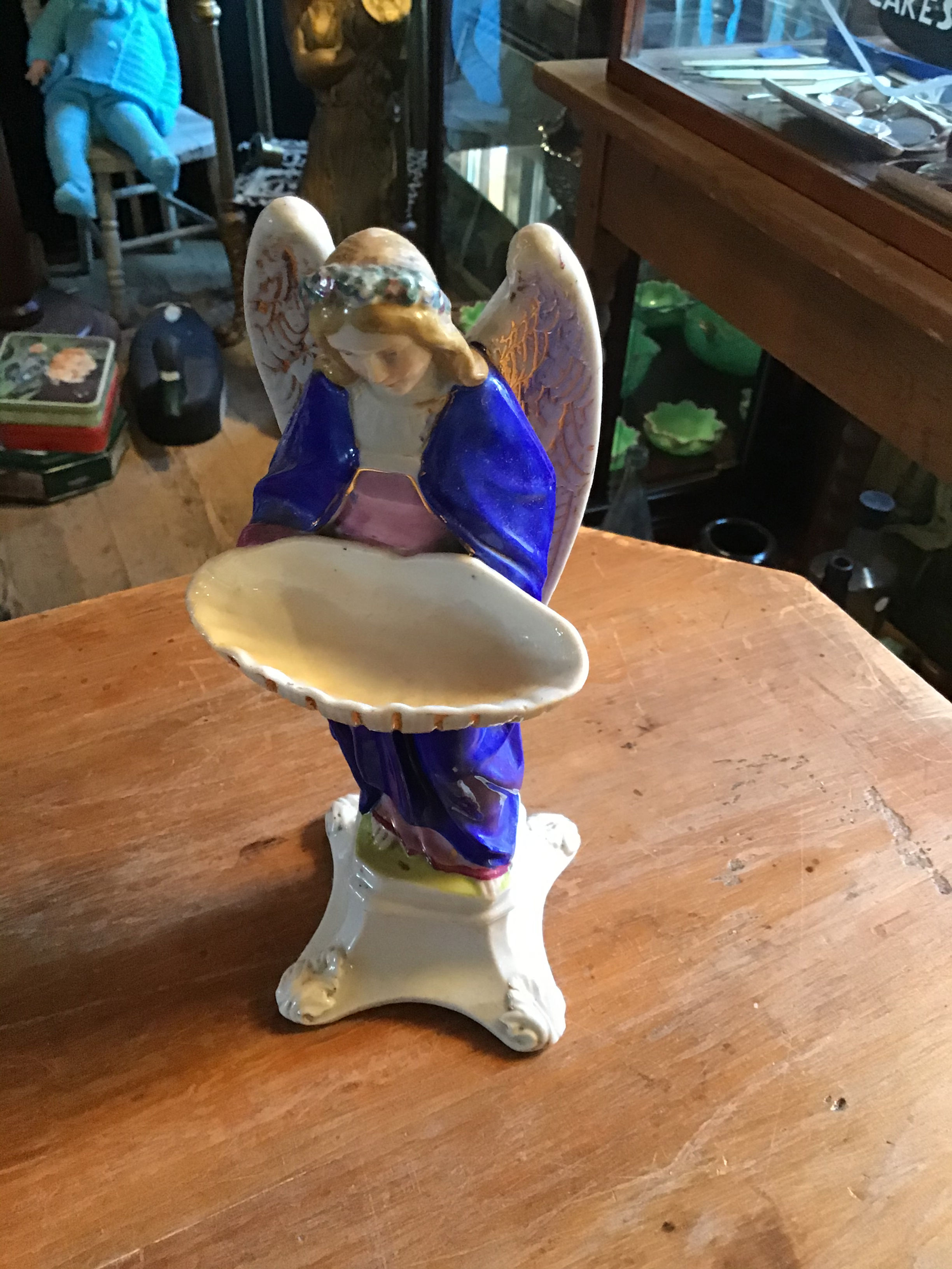 Statuette bénitier en porcelaine