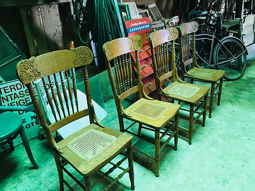 Ensemble de quatres chaises de type «Press back »
