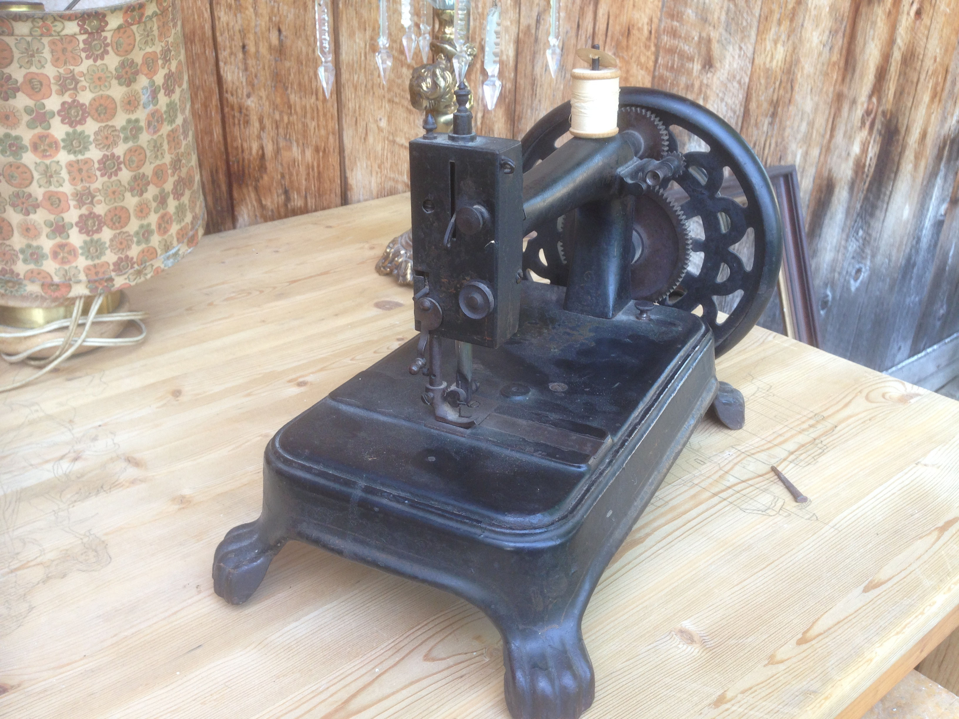 Rare machine à coudre en fonte XIX siècle à pattes de Lion