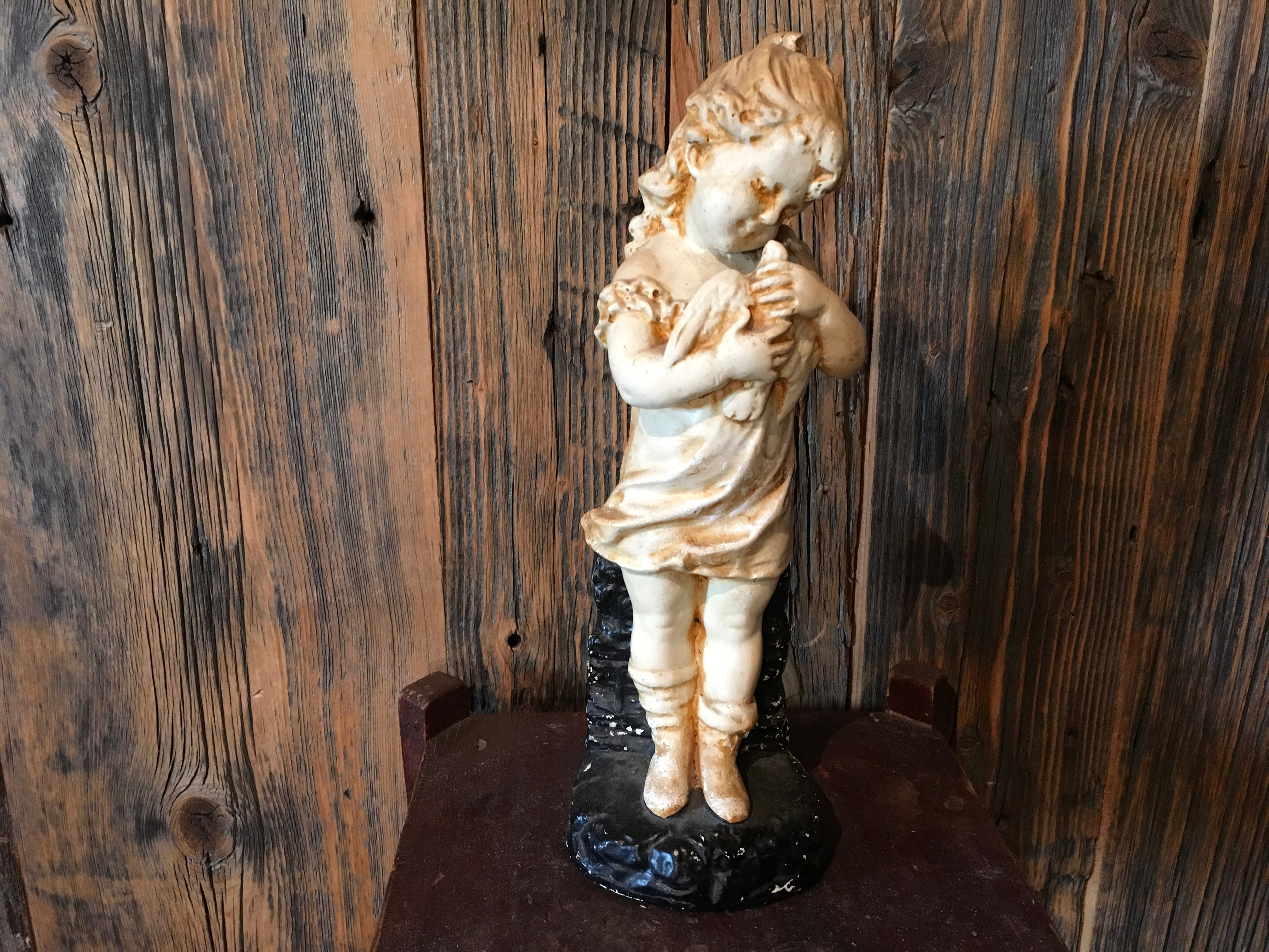 Figurine l'enfant avec la colombe