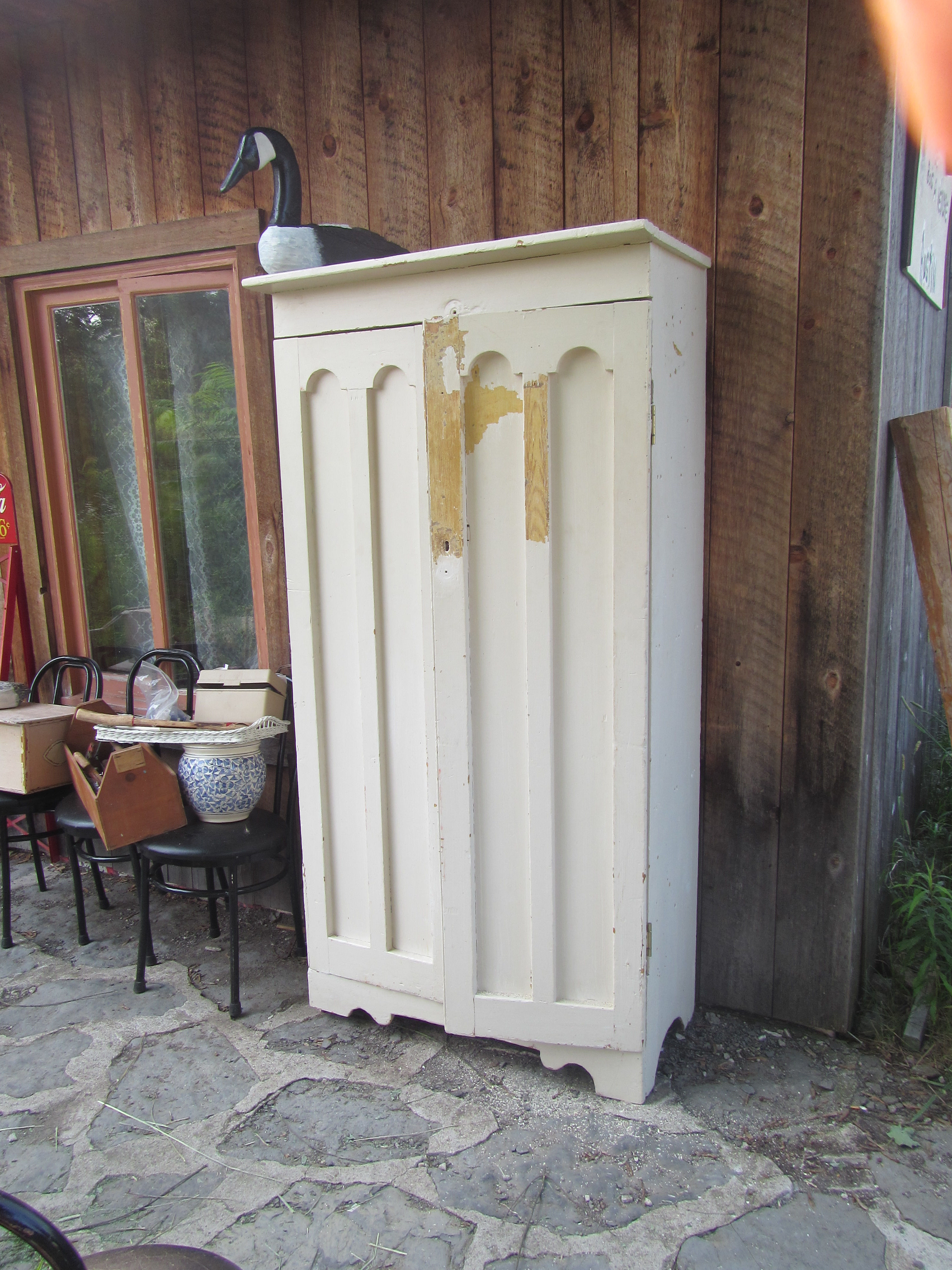 Armoire centenaire avec portes à mofits d'ogives