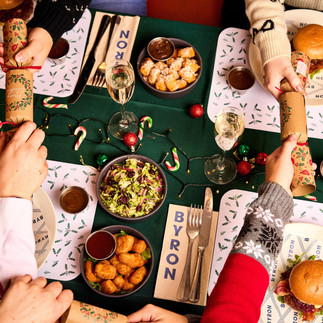 Christmas table setting with christmas crackers and food