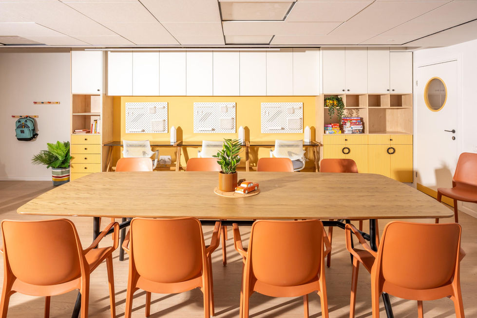 מבט על שולחנות משותפים בחדר מואר