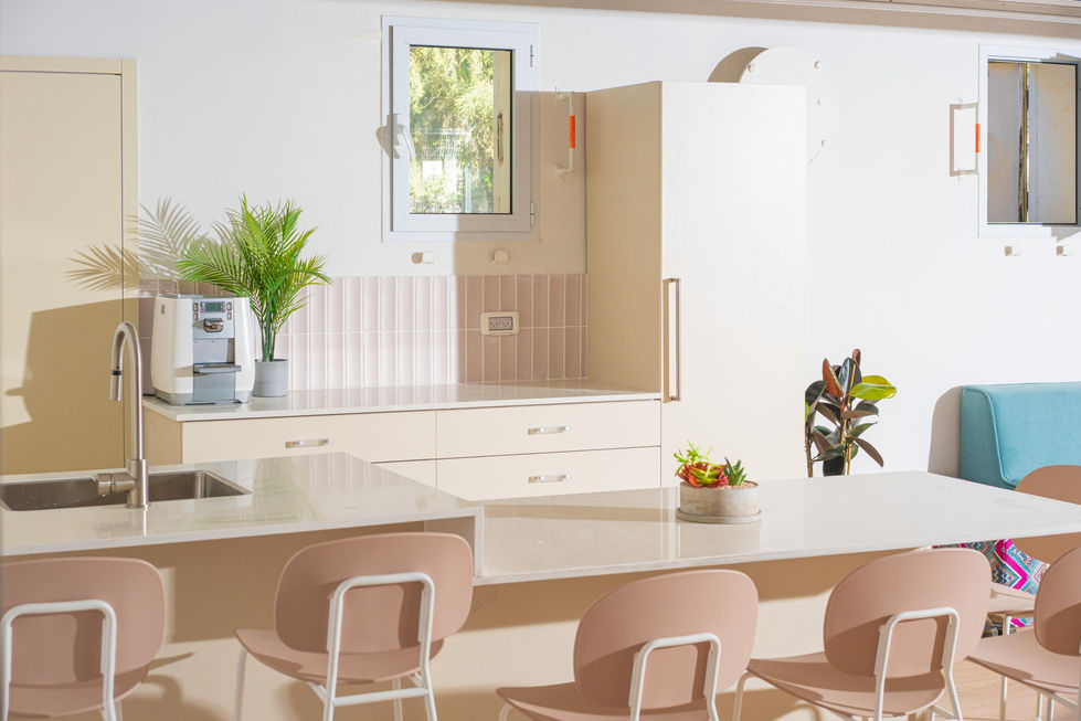 חלל פעילות וכסאות ורודים בהירים