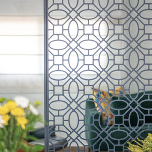 משרבייה כהה עם צמחיה ליד דלת הכניסה