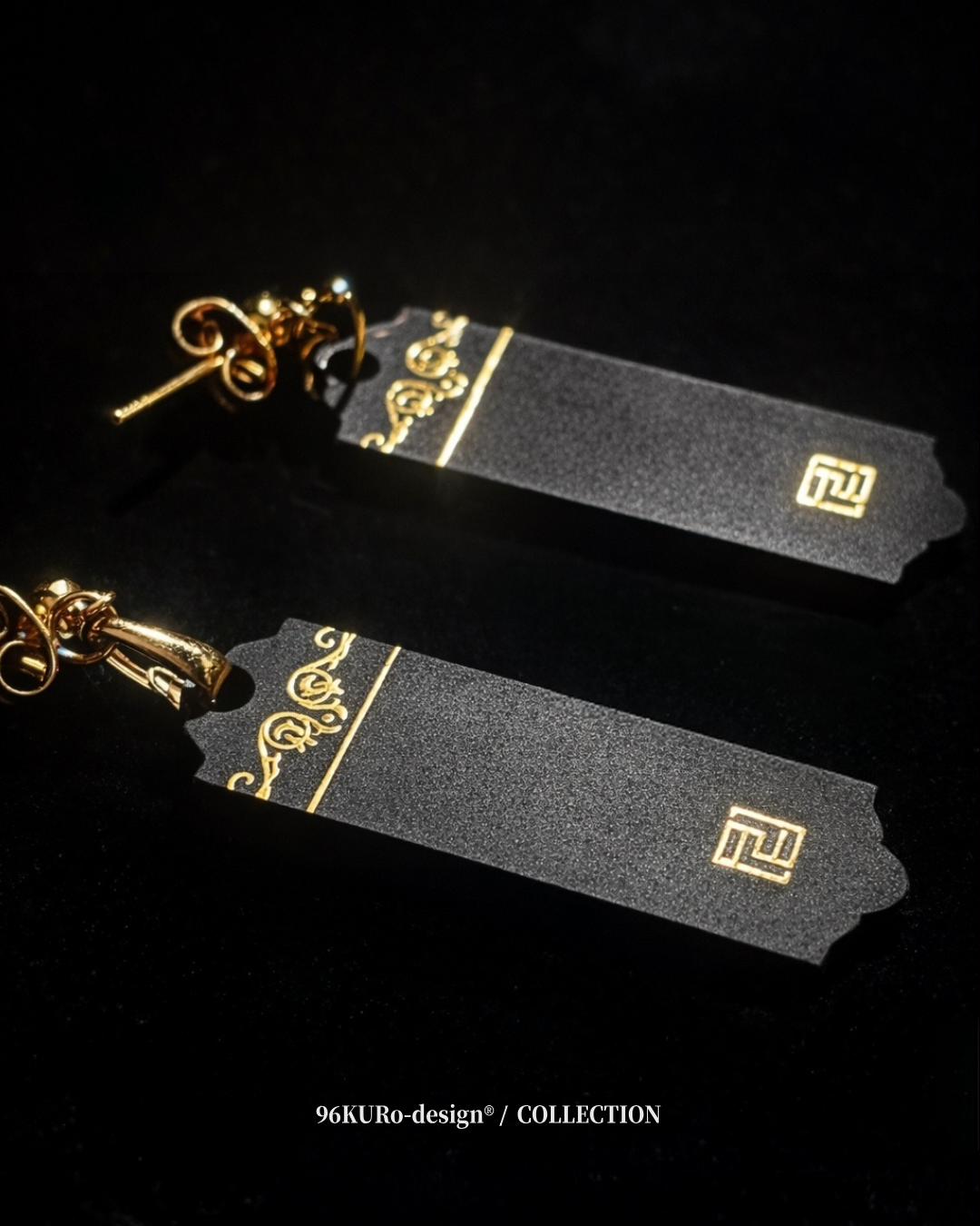 Boucle d'oreille noire (une oreille)