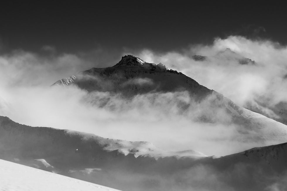 Schwarzweiss Berg mit Wolken